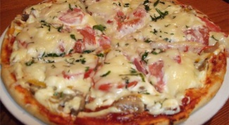 Домашняя пицца с колбасой и грибами
