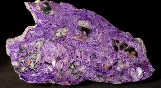 Удивительные свойства камня чароит 