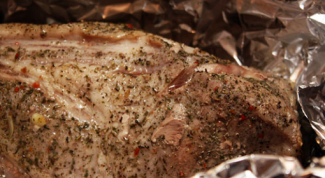 Meat baked in foil in the oven: recipe 