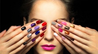 Допустимо ли красить ногти разными цветами