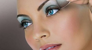 Как правильно использовать голубые тени для голубых глаз 