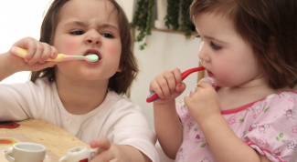 Как научить ребенка чистить зубы с зубной пастой 