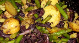 Салат с винными кальмарами и стручковой фасолью