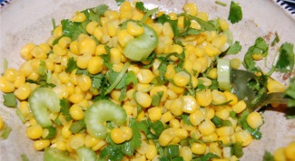 Свежий салат с сельдереем и кукурузой