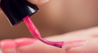 How exactly to paint your nails
