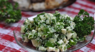 Летний салат из зеленого лука и яиц