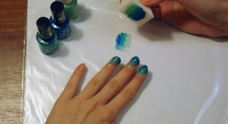Как красить ногти с помощью куска поролона