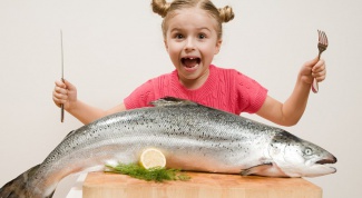 Как прикармливать ребенка рыбой