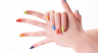 Как накрасить ногти разными цветами