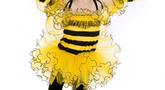 How to make a bee outfit with their hands