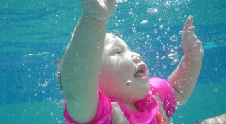 С какого возраста можно учить ребенка плавать