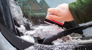 Как очистить автомобиль от заледенелого снега 