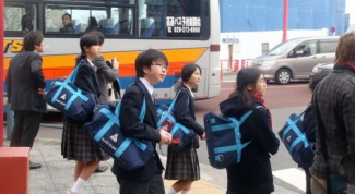 Школьные сумки через плечо: вредят ли они ребенку