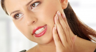Почему зуб может отойти от десны