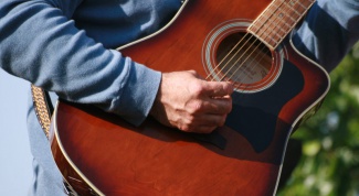 Как правильно держать гитару