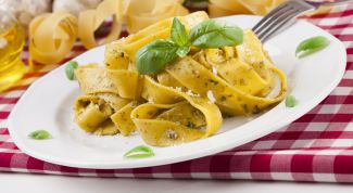 Традиционные итальянские блюда: паста под соусом песто