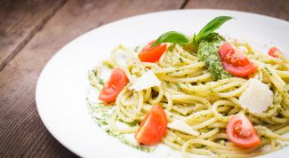 Рецепты блюд итальянской кухни: спагетти с томатом и сыром