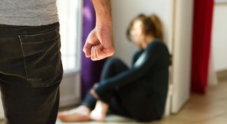 Как решить проблемы в семье, если муж бьет жену