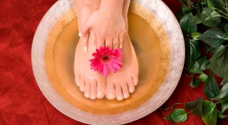 Подари ножкам расслабления при помощи теплых ванночек