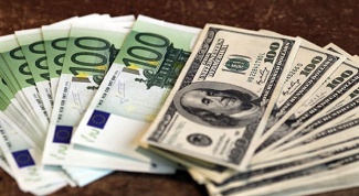 В чем хранить сбережения: в долларах или евро?