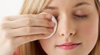 Как снять макияж с глаз без помощи молочка или тоника