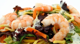 Как приготовить морской салат с креветками и кальмарами