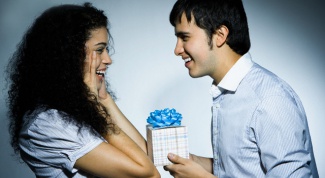 Как удивить девушку подарком