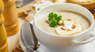 Осеннее меню: грибной суп-пюре с гренками 