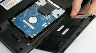 How to change hard drive on laptop