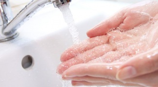 Чем отмыть руки после чистки грибов