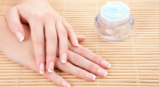 White, transverse bands on the fingernails. Causes and treatment of white stripes on nails