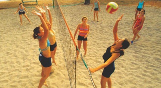 How to learn to play beach volleyball?