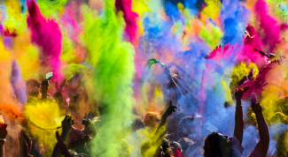 Фестиваль красок Холи – способ заработать на китайской краске и радости людей