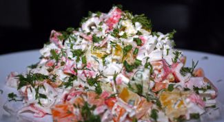 Салат из разноцветного перца и крабовых палочек
