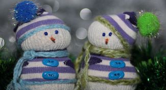 Как сделать веселого снеговика из носков и крупы