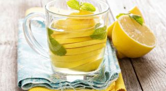 Почему полезна вода с лимоном натощак 
