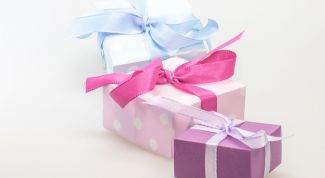 Как упаковать подарок в подарочную бумагу