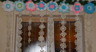 Новогодний декор: как сделать шторы из бумажных снежинок