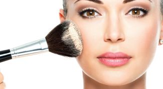 Как зрительно сузить широкое лицо при помощи макияжа  