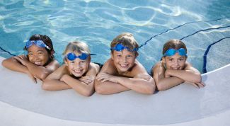 Как научить ребенка плавать в бассейне