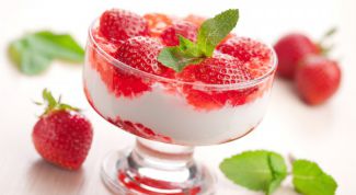 Strawberries: dessert with sour cream gelatin