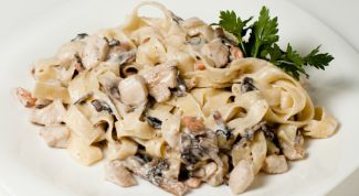 Pasta with mushrooms and cream sauce