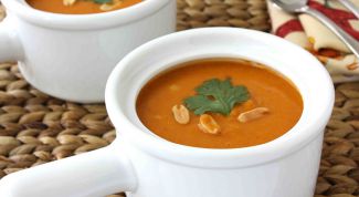 Vegetable soup with peanuts