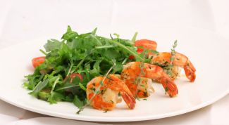 Диетический салат с рукколой и тигровыми креветками