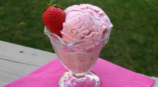 Strawberry ice cream with yogurt