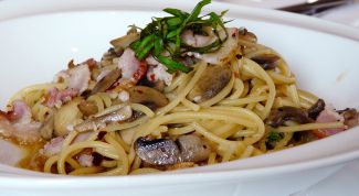 Как приготовить спагетти с грибами и ветчиной