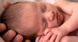 Голова новорожденного ребенка: форма, размер, родничок