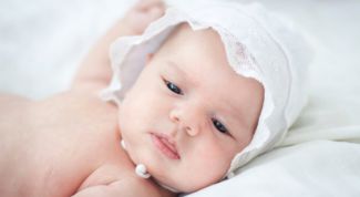 Почему новорождённый икает, часто плачет и срыгивает