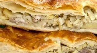 Как испечь слоеный пирог с курицей и грибами