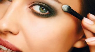 Как подчеркнуть глаза с помощью макияжа